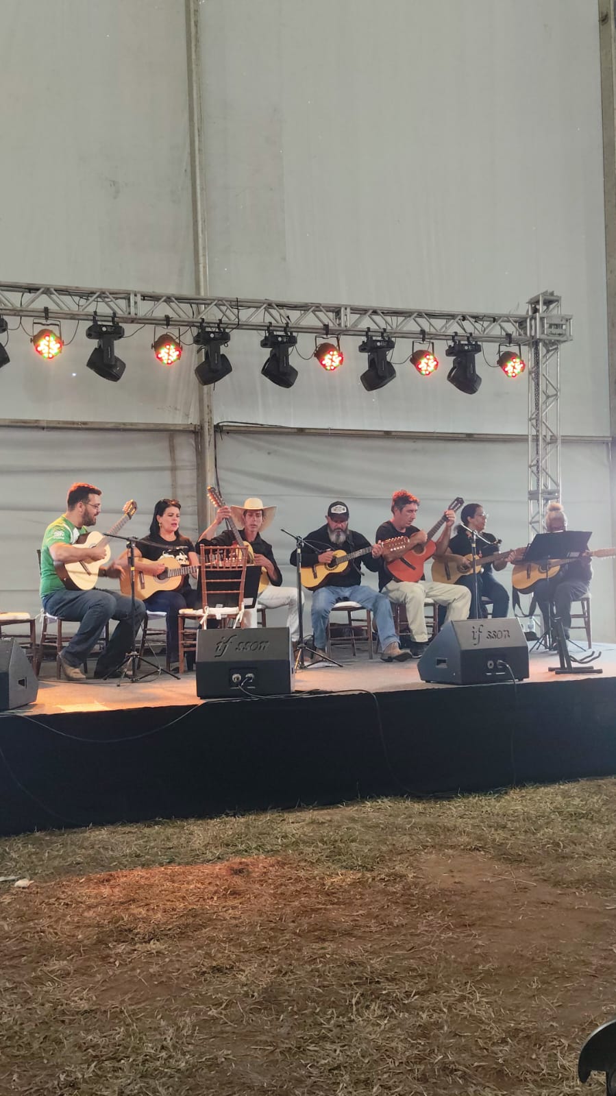 Alunos do curso de viola caipira